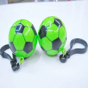Dettaglio di due ciondoli da calcio verdi e neri con ganci in plastica per sportivi