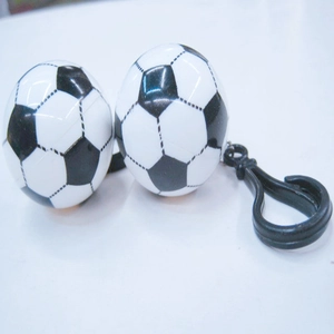 Portachiavi da calcio classico bianco e nero con due mini palloni e gancio a molla