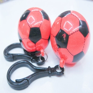 Dettaglio di portachiavi calcio rosso e nero con finitura lucida e ganci neri