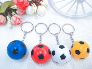 Porte-clés de football colorés en bleu, rouge, blanc et jaune avec anneaux métalliques