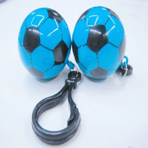Dettaglio di portachiavi a forma di pallone blu con motivi neri e ganci metallici robusti