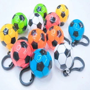 Portachiavi mini pallone da calcio colorati con clip nere, rosso, blu e giallo
