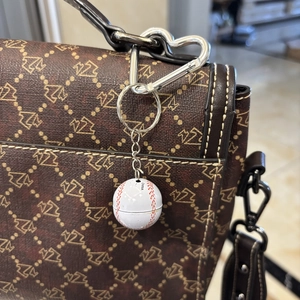 Mini Baseball Schlüsselanhänger mit roter Naht und silbernem Herz-Clip-Haken