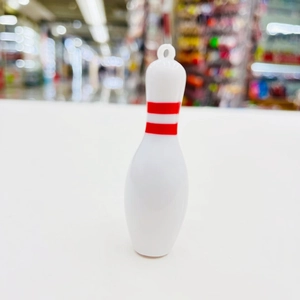 Miniature bowling kegel sleutelhanger in wit met rode strepen detail op de nek