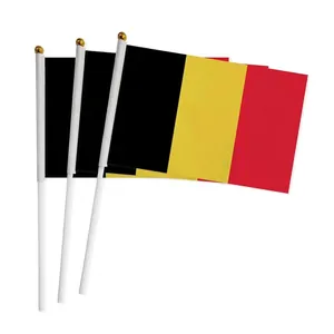 Lot de trois drapeaux belges avec bandes noir jaune rouge et mâts en plastique blanc