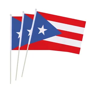 Gros plan de trois drapeaux de Porto Rico en polyester avec des mâts en plastique blanc