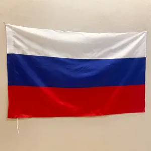 Detailansicht der russischen Flagge mit weiß-blau-roten Streifen und Fahnenmast-Hülse