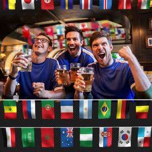Vista dettagliata delle bandiere nazionali della Coppa del Mondo 2026 e tifosi.