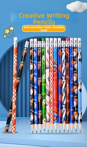 Détail de crayons sur le thème du sport avec motifs football et basket et embout gomme