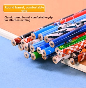 Gros plan de crayons graphite ronds avec imprimés sportifs et pointes en bois naturel
