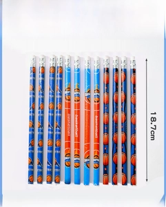Gros plan de crayons de basket-ball bleus et oranges avec gommes et motifs sportifs
