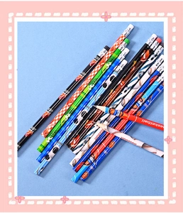 Détail de crayons de sport avec motifs de football et de basket et gommes blanches