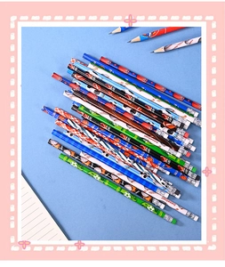 Gros plan de crayons à thème sportif avec motifs baseball et rugby et gomme blanche