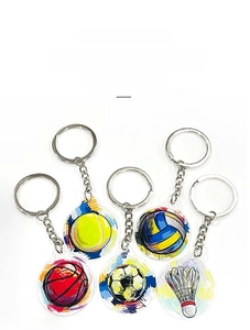 Porte-clés de sport en acrylique avec motifs de football et basketball sur fond blanc