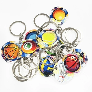 Variété de porte-clés de sport en acrylique incluant des motifs de basket, tennis et volley