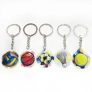 Lot de porte-clés sport en acrylique avec motifs football, basket et tennis sur fond blanc
