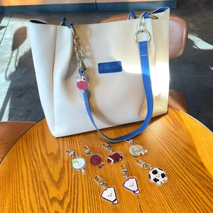 Porte-clés de sport mignons en acrylique sur un sac avec motifs tennis et basketball