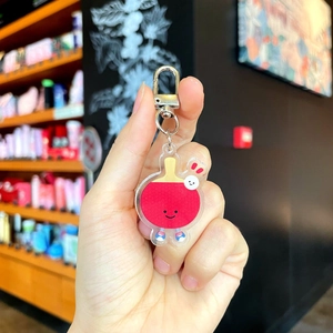 Porte-clés mignon en acrylique rouge avec fermoir métallique argenté à la main