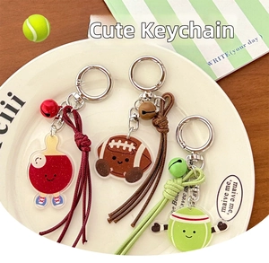 Détail de porte-clés de sport en acrylique avec visages mignons et cordons tressés