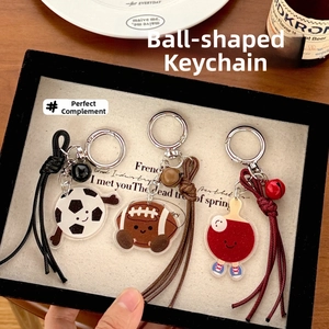Porte-clés créatifs en acrylique avec motifs de football et ping-pong sur un plateau