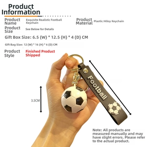 Détail d'un porte-clés de football 3D avec boîte cadeau et sac de transport