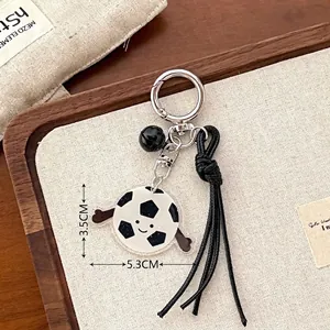 Porte-clés de football en acrylique avec glands noirs pour décoration de sac sport