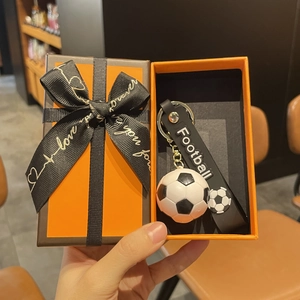 Porte-clés ballon de foot dans son coffret cadeau orange avec ruban en soie décoratif