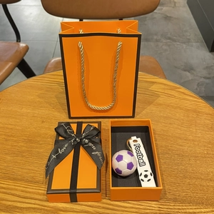Porte-clés de football miniature dans un coffret cadeau orange élégant avec ruban