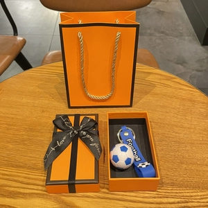 Porte-clés ballon de foot avec bracelet silicone dans un coffret cadeau orange et noir