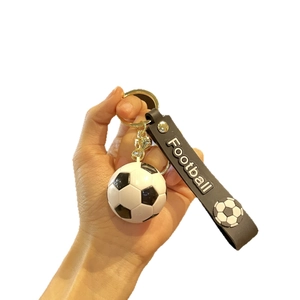 Porte-clés football classique noir et blanc avec anneau doré et sangle de sport