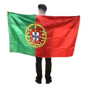 Drapeau du Portugal avec blason déployé sur le dos d'un modèle pour le Mondial 2026