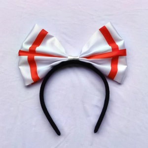Détail d'un serre-tête en satin avec motif drapeau anglais blanc et rouge pour supporters