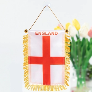 Drapeau vertical d'Angleterre Croix de Saint-Georges avec franges jaunes sur mur blanc