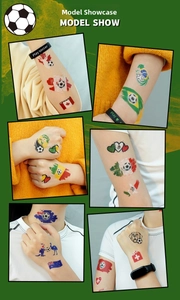 Detailansicht von Fußball-WM Länderflaggen Tattoos an verschiedenen Körperstellen