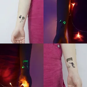 Tatouages éphémères de football fluorescents montrant l'effet jour et nuit pour fans