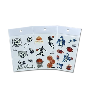 Tatouages temporaires lumineux sportifs avec motifs de football, basket et rugby