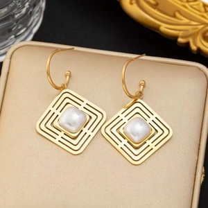 Boucles d'oreilles carrées géométriques dorées avec perle blanche de style minimaliste