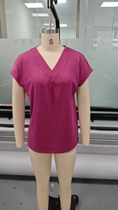 V-Ausschnitt-Faltendesign und weiche Stricktextur dieses lässigen Kurzarm-T-Shirts