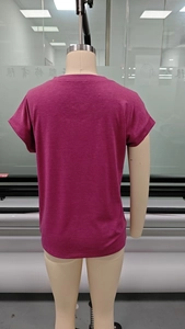 Detailansicht des weinroten V-Ausschnitt-T-Shirts mit atmungsaktiver Stoffstruktur
