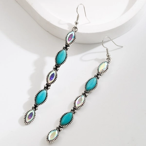 Boucles d'oreilles bohèmes avec turquoise et pierre irisée sur métal argenté vieilli