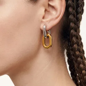 Boucles d'oreilles bicolores en acier inoxydable avec maillons sur un mannequin