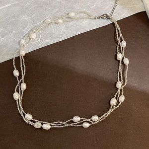 Collar de tres hilos con perlas barrocas, cuentas plateadas y cierre ajustable