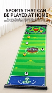 Détail du tapis de jeu de football d'intérieur avec zones de score et ballons