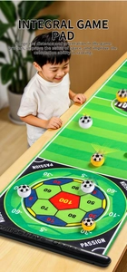 Gros plan d'un enfant jouant au jeu de glisse sur tapis de foot avec zones de points