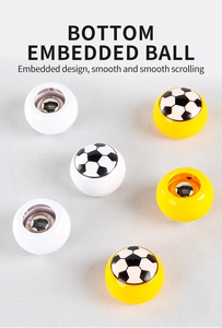 Détail macro de roulettes à billes encastrées avec motif de football pour petits meubles