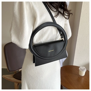 Schicke schwarze Ledertasche mit Rundgriff und goldenem FASHION & BAGS Logo-Detail