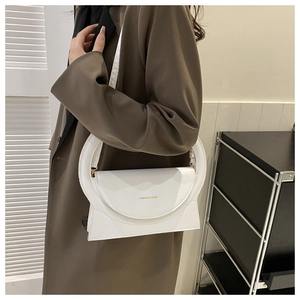 Weiße PU-Lederhandtasche mit übergroßem Rundgriff und goldenem Fashion-Schriftzug
