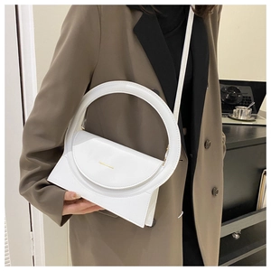 Minimalistische weiße Ledertasche mit rundem Griff und elegantem Gold-Schriftzug