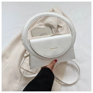 Detail der weißen Handtasche mit rundem Griff und Fashion & Bags Goldbeschriftung