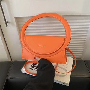 Minimalistische leuchtend orangefarbene Umhängetasche mit großem Rundgriff und Goldaufdruck